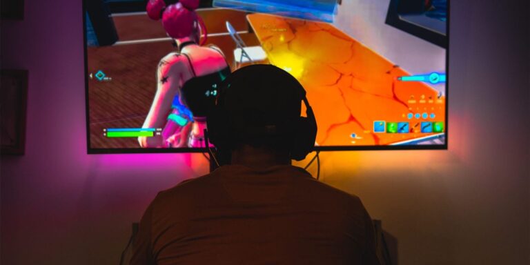 Eye-tracking reveals distinct attention patterns in high-risk gamers compared to esports players